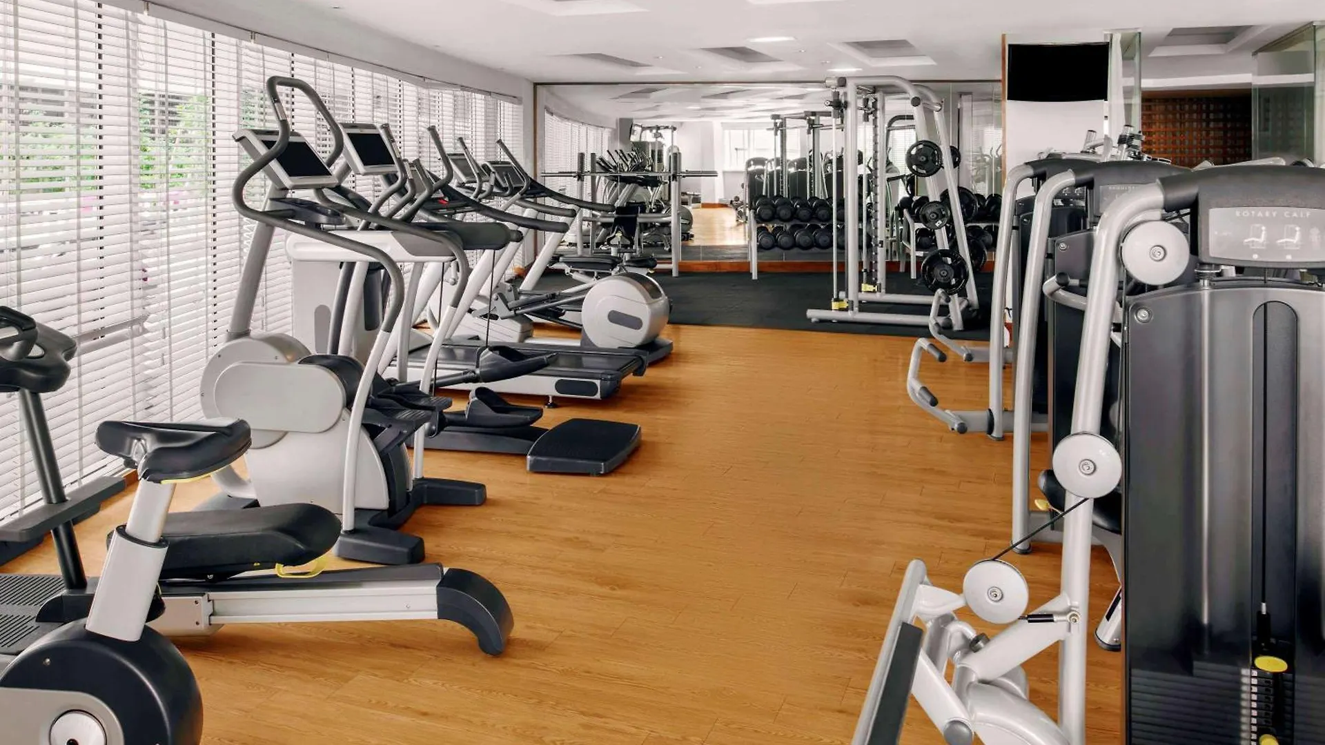 Novotel Dubai Al Barsha 4*,